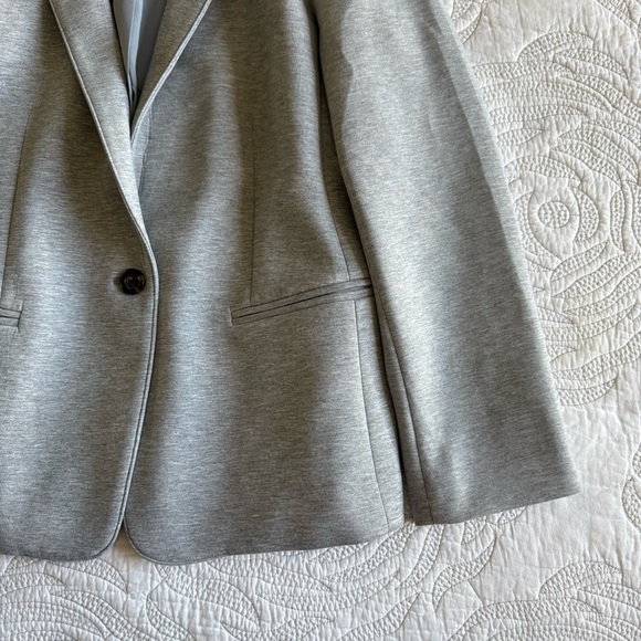 NWT - Ann Taylor - The Petite Hutton Blazer in Double Knit - Light Gray - Picture 4 of 13